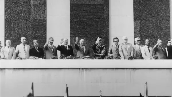 Septiembre de 1984: Varios miembros del Partido Comunista en el Mausoleo de Georgi Dimitrov en Sofía para el 40 aniversario de la Revolución Socialista Búlgara. De izquierda a derecha: Peter Tanchev, Secretario de la Unión Agraria Búlgara; Do Muy, miembro del Politburó del Partido Comunista de Vietnam; Grisha Filipov, Primer Ministro y miembro del Politburó del Partido Comunista Búlgaro (BCP); Mikhail Gorbachev, miembro del Politburó y secretario del Partido Comunista Soviético; Todor Zhivkov, Secretario General del BCP y Presidente del Consejo de Estado; el General de Ejército Dobri Djourov, miembro del Politburó del BCP; Stanko Todorov, presidente de la Asamblea Nacional.