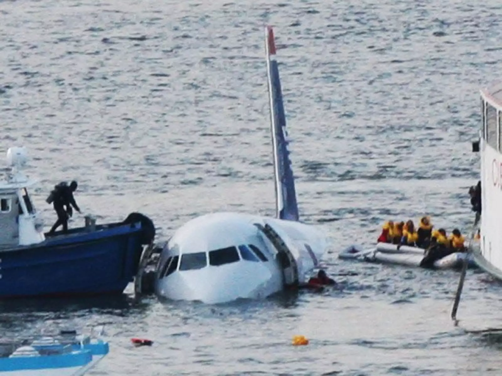 Varios botes rodeaban a la aeronave, la cual parecía estar hundiéndose lentamente.