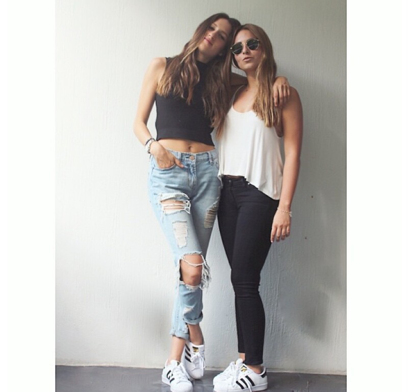Outfit ideal: destroyed jeans y un crop top que no esté muy ajustado.