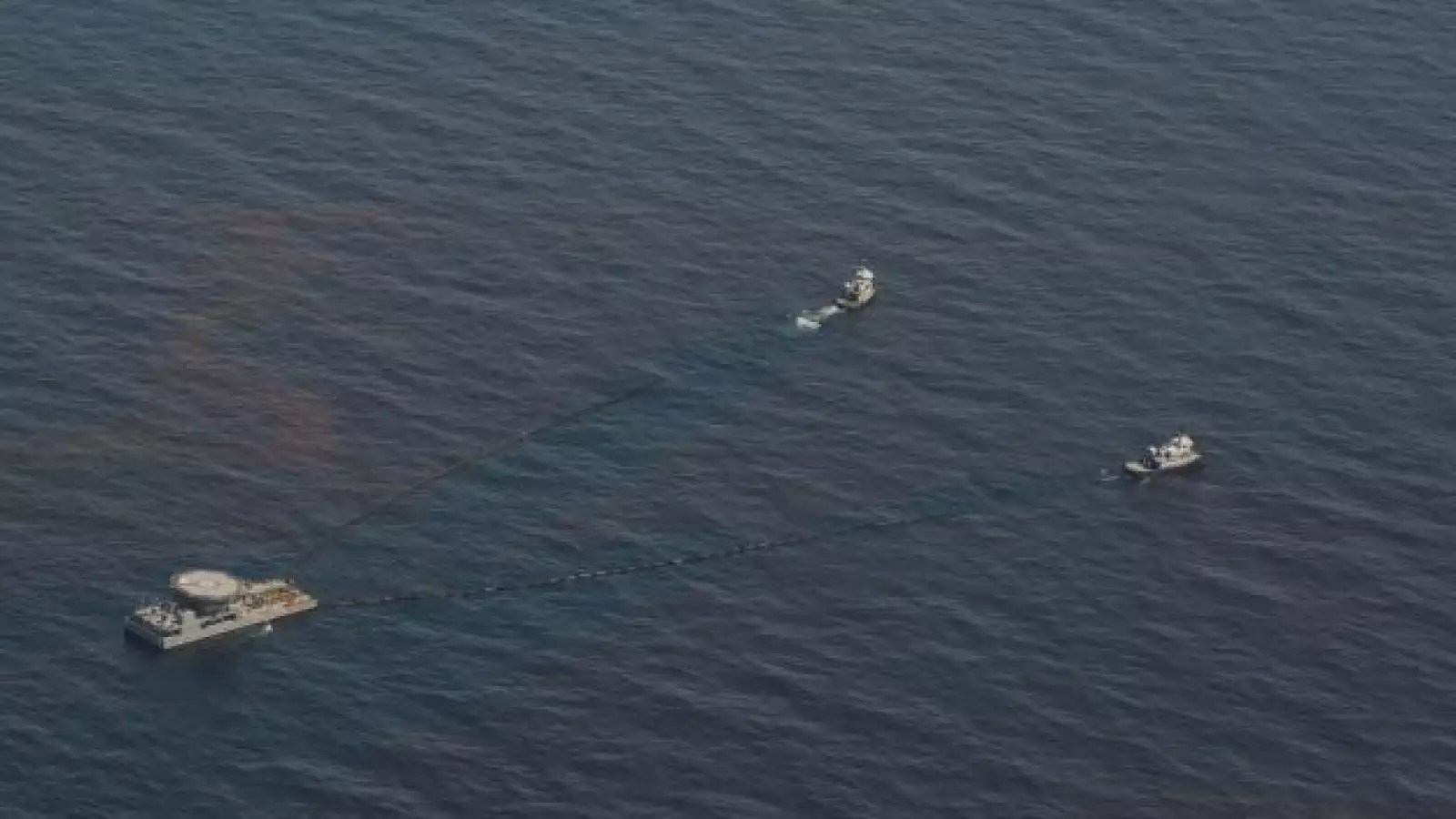 Barcos intentan detener el avance del derrame