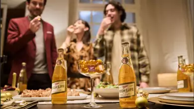 Adiós a las uvas del brindis: Miller High reinventa el ritual de Año Nuevo con esferas hechas de cerveza