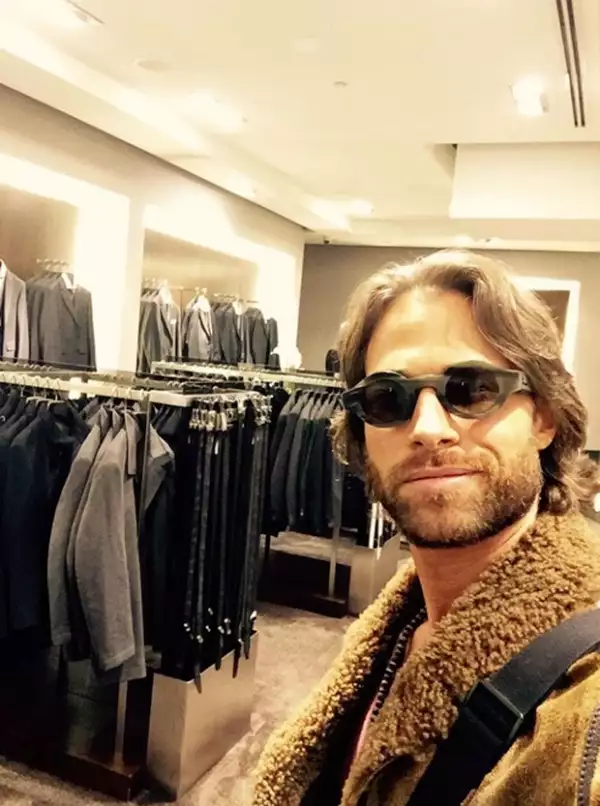 `Y qué me pongo, HugoBoss??´, tuiteó el actor mientras eligía su outfit para la noche.