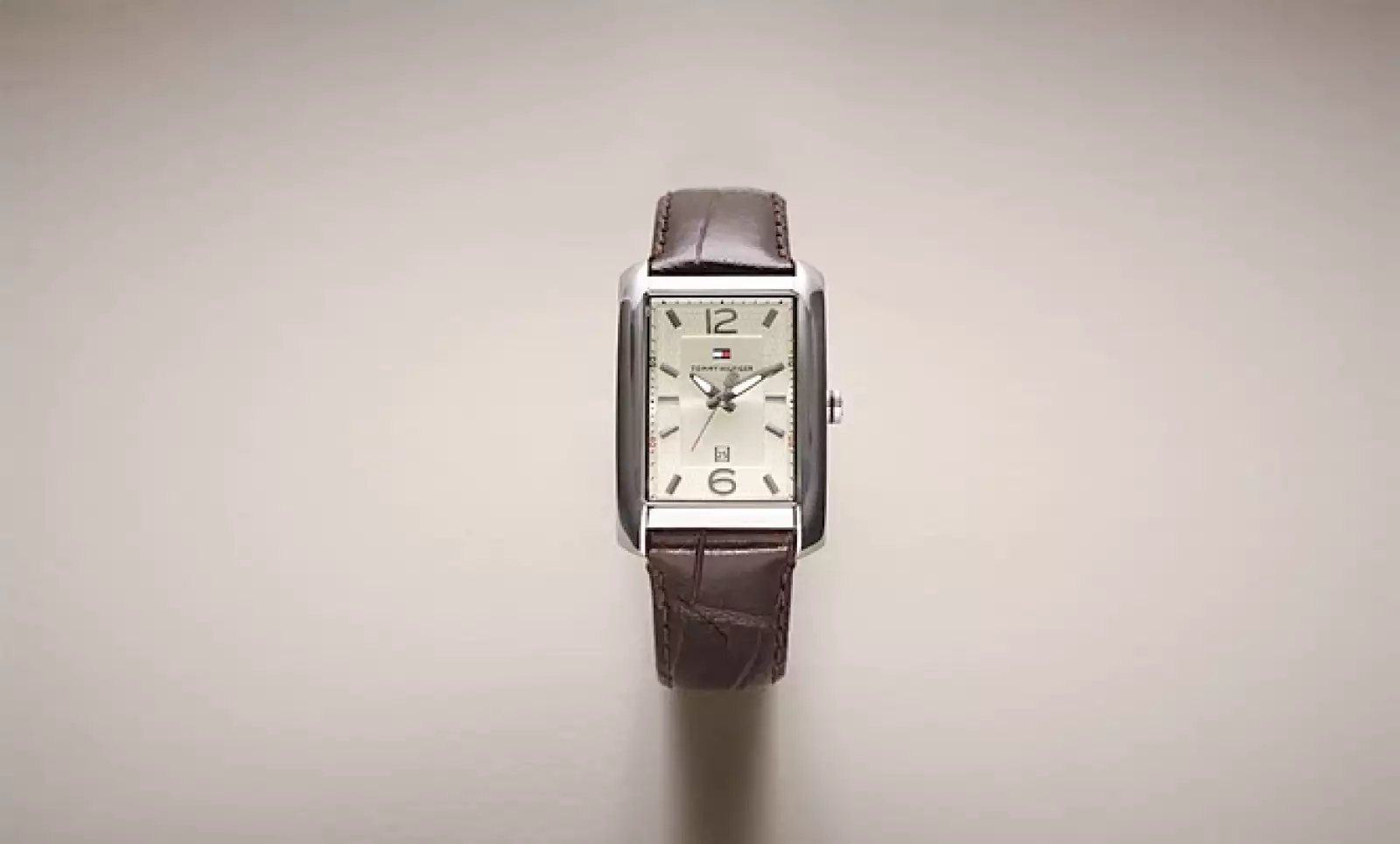 Un reloj para dama, con piel estilo cocodrilo en color café.