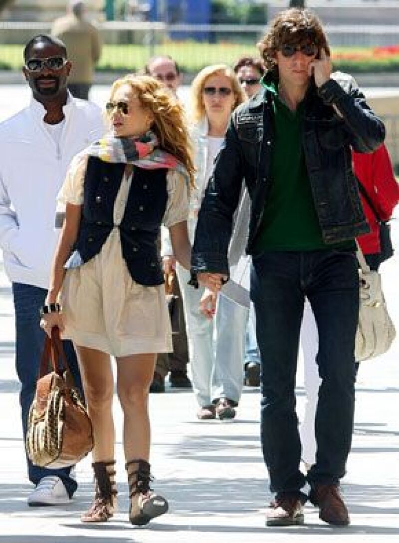 El esposo de Paulina Rubio dijo que su reto para el 2009 es promover producciones mexicanas en España.