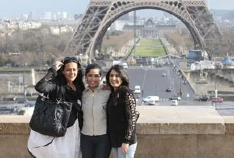 La actriz de ‘Slumdog Millionaire’ pasó unos días en Francia y, acompañada de su hermana y una amiga, hizo un tour por la Torre Eiffel. Por otro lado, ya planea dejar la India para irse a vivir a NY.