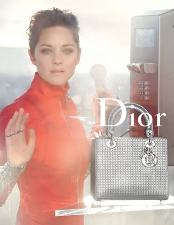 La más reciente campaña de Lady Dior con Marion Cotillard.