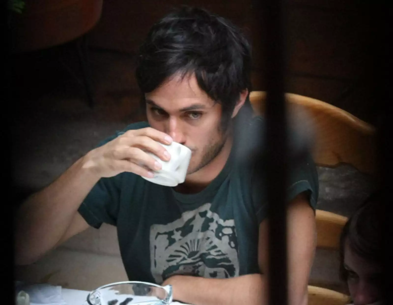 Los paparazzis no descansaron hasta lograr tener una imagen del charolastra comiendo y tomando café con unos amigos.