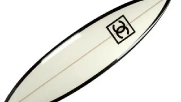 El mundo del surf es una de las grandes pasiones del director creativo de Chanel razón por la cual creó estas tablas de surf.