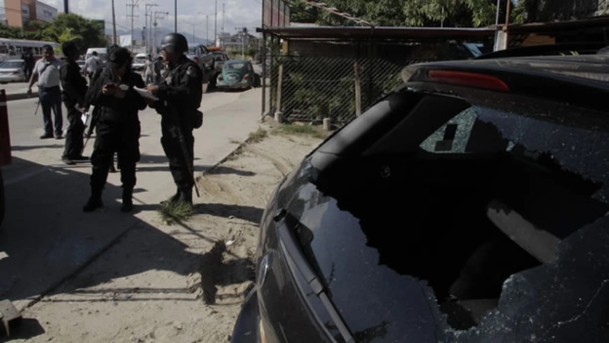 Policías investigan un intento de secuestro que terminó con la vida de una persona en el puerto de Acapulco