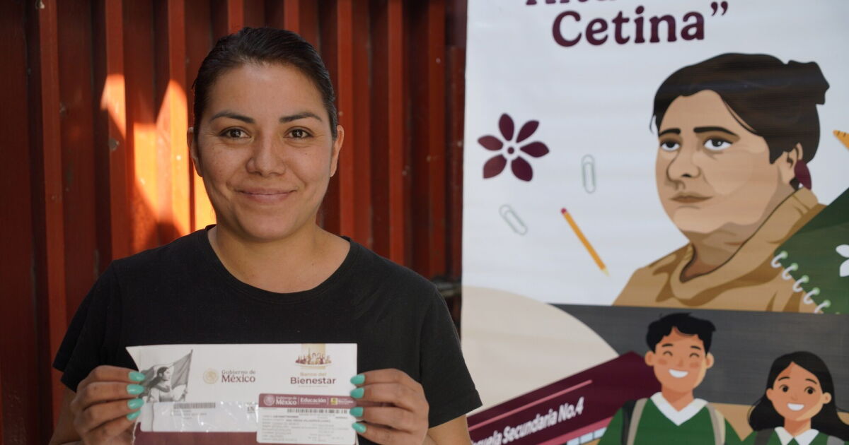 ¿Quiénes reciben el pago triple de 5,700 pesos de la Beca Rita Cetina?