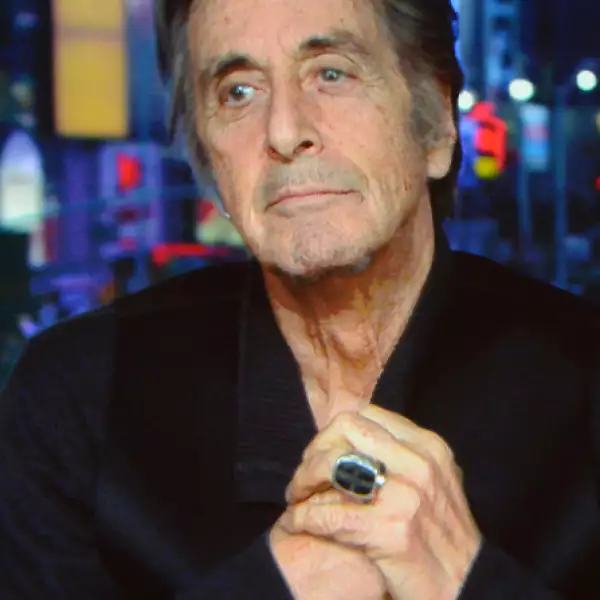 Al Pacino. Por lo interesante de su historia. De cómo logró estar en Estados Unidos, cómo logró estudiar, cómo se preparó para lograr ser lo que es hoy por hoy. Te volverías loco con sus historias.