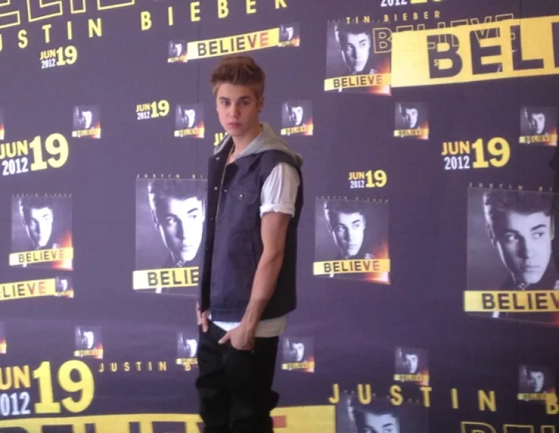 El canadiense se encuentra de visita en nuestro país para ofrecer esta noche un concierto gratuito en el Zócalo de la ciudad, se espera que asistan alrededor de 200 mil fans.