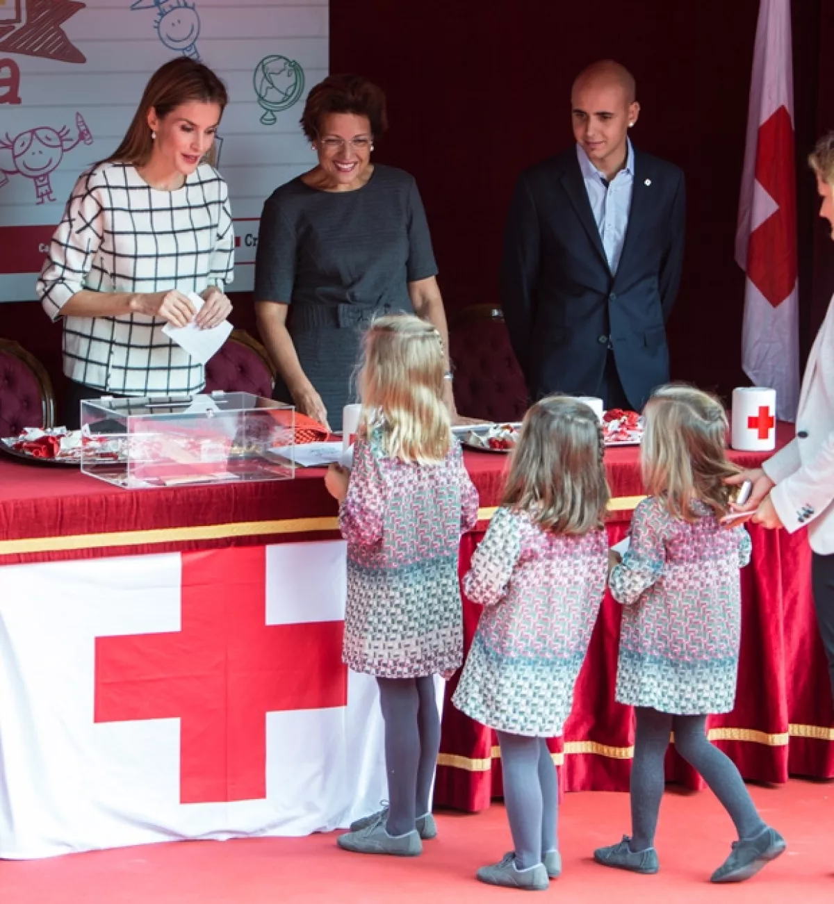 El momento en que Nuria, Inés y Lola hicieron su donativo a la Cruz Roja.