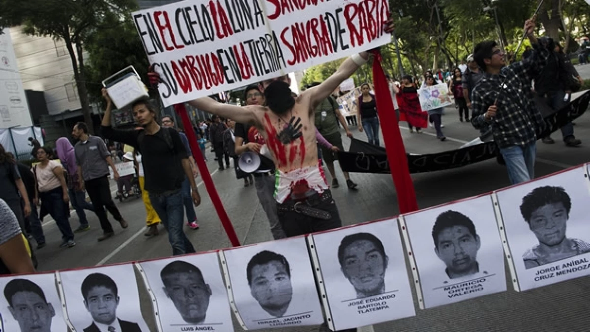 Una protesta en la Ciudad de México por la desaparición de 43 normalistas de Ayotzinapa, Guerrero