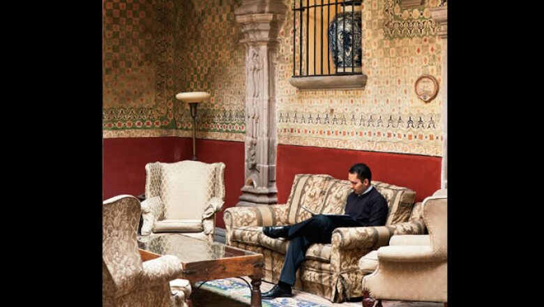 2. Leyendo en la sala del Patio Central del hotel Casa de la Marquesa, Querétaro.