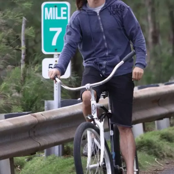 Anthony Kiedis, vocalista de Red Hot Chili Peppers se fue a  Hawai y aprovechó para pasear en bici.