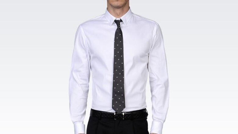 Una camisa blanca no puede faltar por ser una prenda básica y de autoridad.