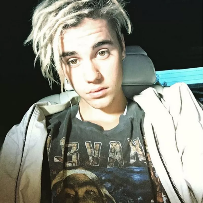 Aunque las fieles seguidoras del cantante acostumbran aplaudir cada uno de sus movimientos, esta ves decepcionó a muchas al cambiar su look y recibió varias críticas. ¿Qué les dijo?