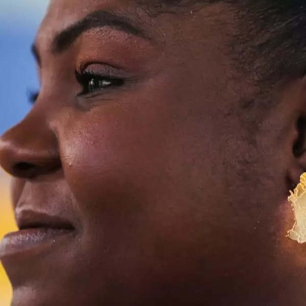 La candidata colombiana a la vicepresidencia de izquierda, Francia Márquez, de la coalición Pacto Histórico, lleva un pendiente en forma de mapa de Colombia durante la primera vuelta de las elecciones presidenciales en Suárez, Colombia, el 29 de mayo de 2022.