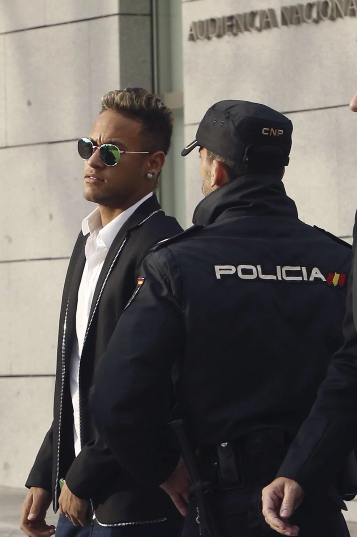 El acuerdo extrajudicial debe ser ratificado esta tarde por la junta directiva del FC Barcelona, que celebra una reunión extraordinaria a tal efecto.