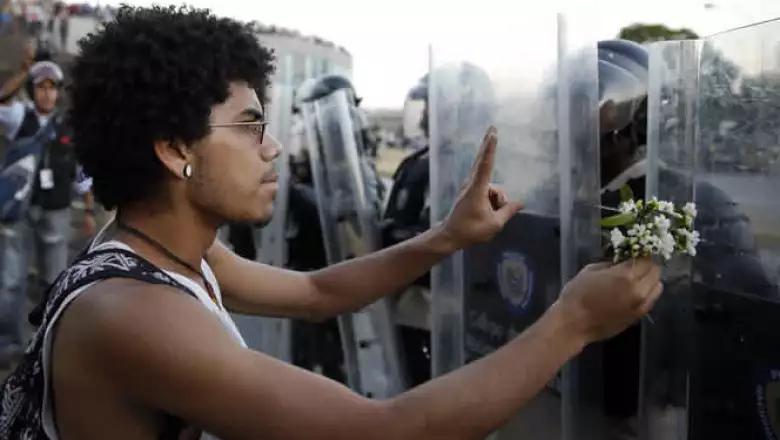EU se dijo preocupado por la tensión e instó al diálogo y a la liberación de las personas detenidas.