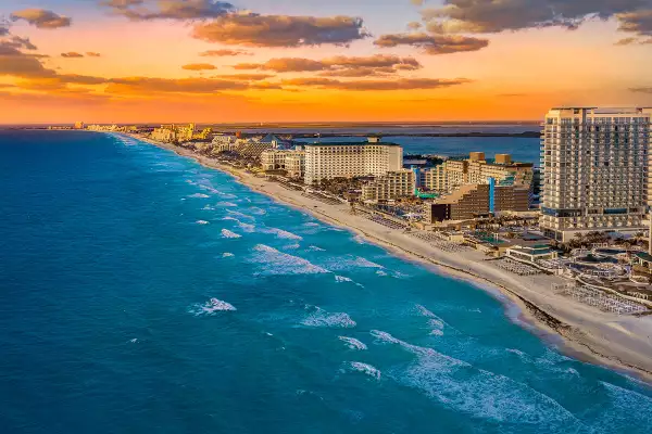 Vista aérea del mar de Cancún y zona hotelera