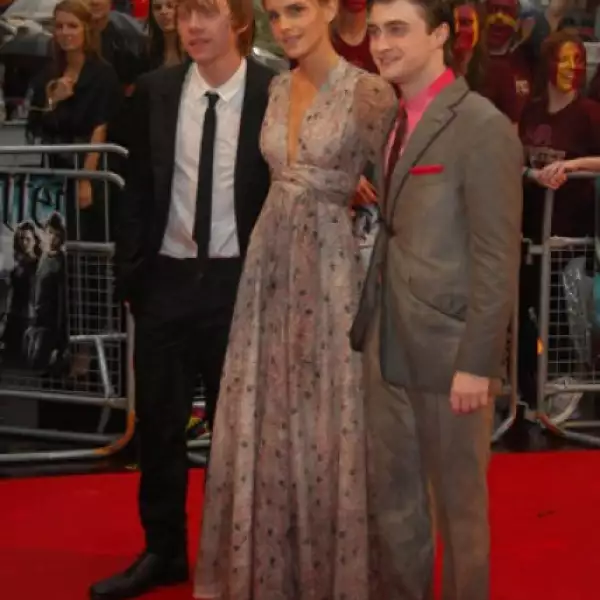 Rupert Grint, Emma Watson y Daniel Radcliffe desfilaron juntos, como los Tres Mosqueteros, en la premier de la tan esperada cinta para este verano.
