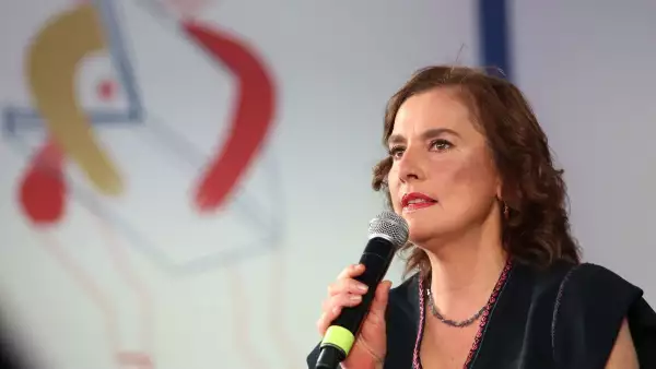 Beatriz Gutiérrez Müller durante la charla “El placer de leer” como parte de las actividades en el marco de la XXII Feria Internacional del Libro en el Zócalo Capitalino.