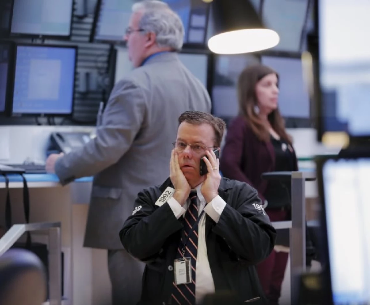 El Dow Jones cae 0.28% a 17,686 unidades.