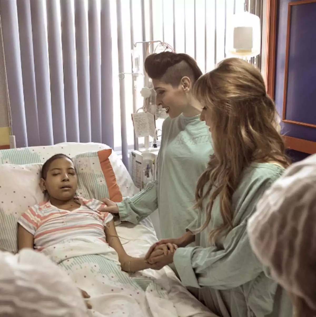 Las hermanas visitaron a Paola, una seguidora de 17 años que padece leucemia y que quería conocerlas en su show de Torreón.