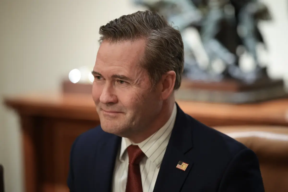 El asesor de Seguridad Nacional, Mike Waltz, habla sentado junto al presidente de Estados Unidos, Donald Trump, durante una reunión de embajadores en la Sala del Gabinete de la Casa Blanca el 25 de marzo de 2025 en Washington, DC. 
