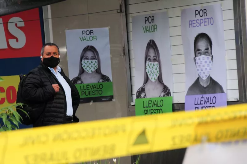 Un hombre espera su turno para ingresar al Macro Kiosko instalado en la explanada del metro Etiopía.