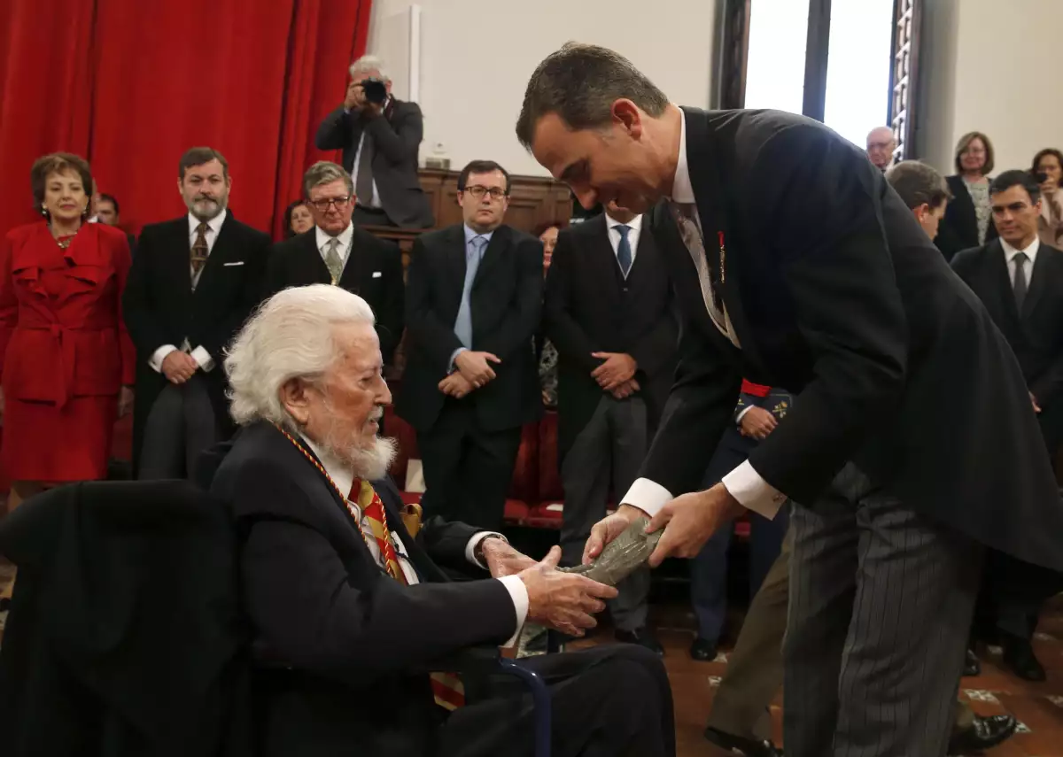 El escritor Fernando del Paso recibió la condecoración de manos del rey Felipe VI.