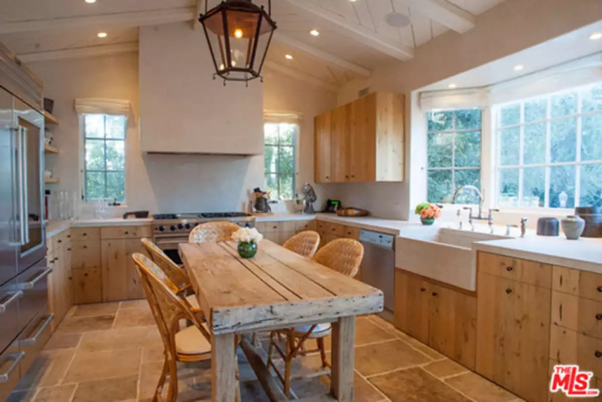 La construcción está dividida en dos casas unidas por un camino de piedra.