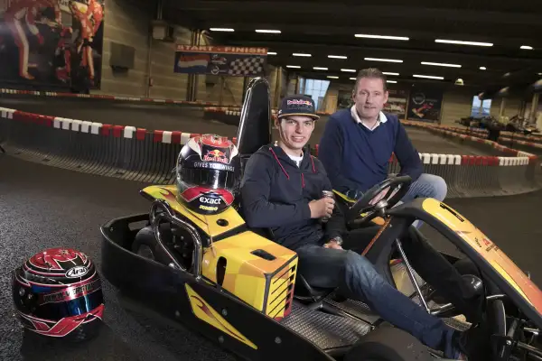 El piloto de Fórmula 1 Max Verstappen arriba de un auto de karting junto a su padre Jos Verstappen