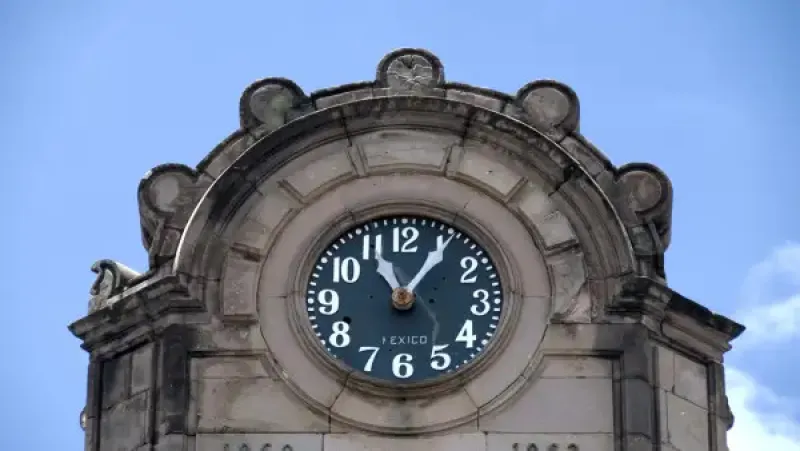 Edificio con un reloj.