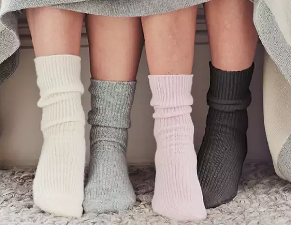 Usar calcetines puede ayudar a que tus pies se mantengan calientes, logrando que te duermas más rápido.