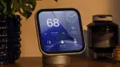 Vista particular del nuevo dispositivo para el hogar de Apple, HomeView, el cual consiste en una base con forma de bóveda y una pantalla de 7 pulgadas.