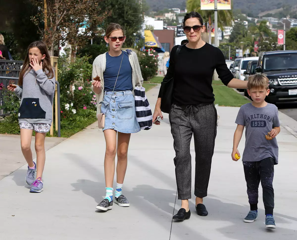 Jennifer Garner hace unos días con sus hijas y Ben Affleck