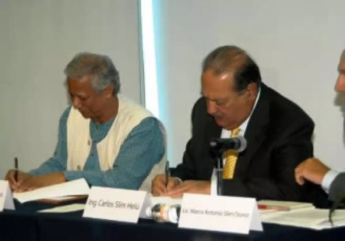 Mohammad Yunus y Carlos Slim firmaron el año pasado la alianza entre el Grameen Bank y Fundación Carlos Slim. (Foto: Cortesía)