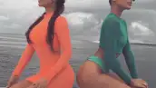 Orgullosa de su cuerpo, Kim posteó durante sus vacaciones en Punta Mita varias fotografías junto a dos guapas amigas sin imaginar que una de ellas ganaría más elogios en las redes sociales.