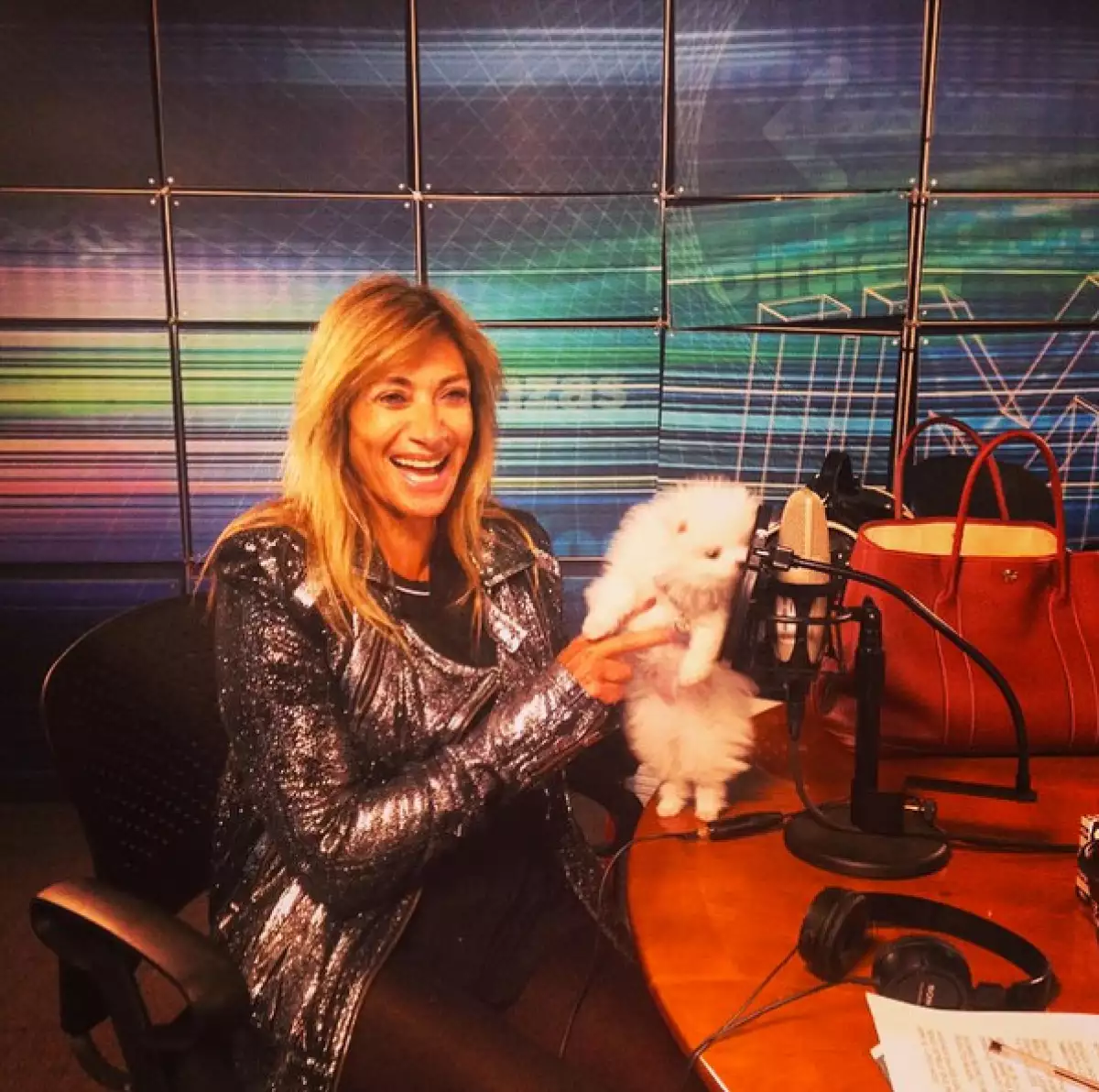 La conductora hace su programa de radio desde casa, pero se siente ya mucho mejor para regresar a la cabina y estudio.