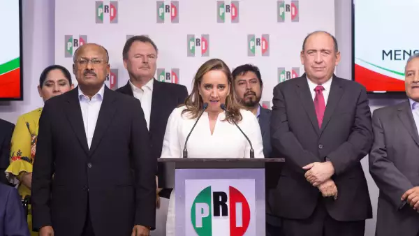 Claudia Ruiz Massieu (centro)