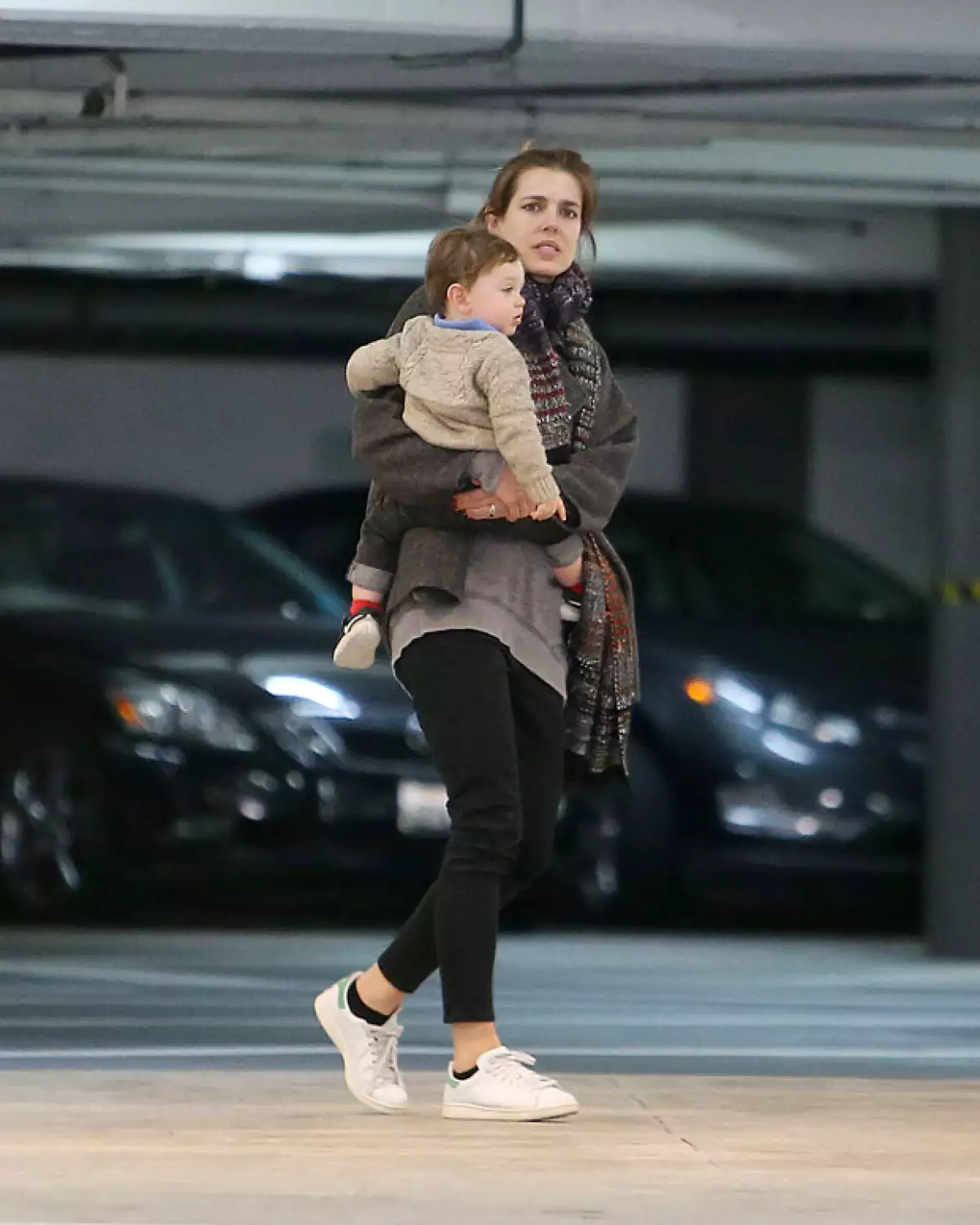 La hija de Carolina de Mónaco lució cómoda, pero fashion, cargando a su pequeño y tierno hijo.