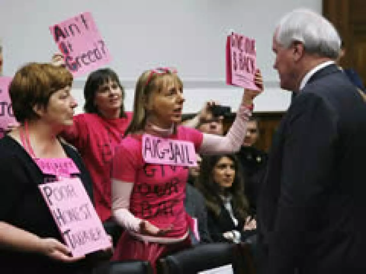 Liddy fue increpado por manifestantes que vestían ropas de color rosa brillante y portaban pancartas. (Foto: Reuters)