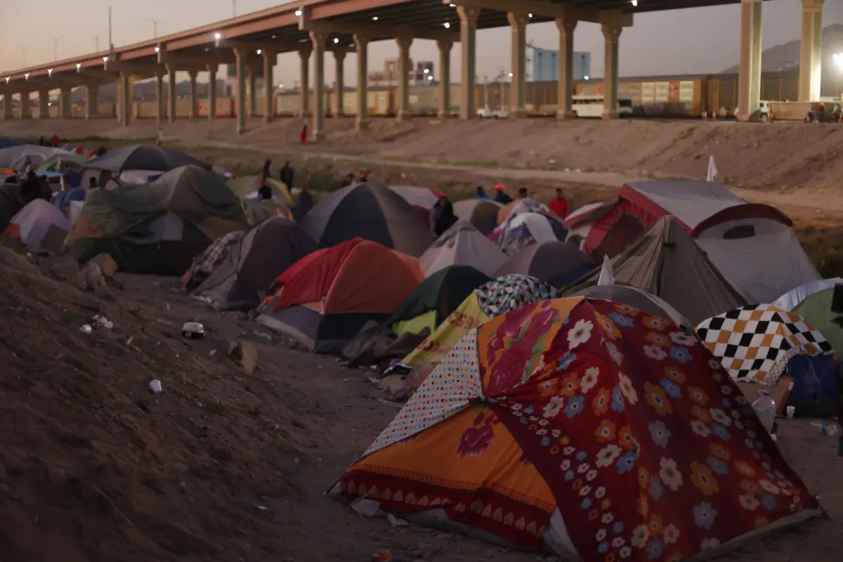 Al borde del Río Bravo, ubicado en Ciudad Juárez, en la frontera con Estados Unidos, miles de personas migrantes venezolanas expulsadas a México, instalaron un campamento improvisado con casas de acampar en forma de protesta para presionar al Gobierno de Joe Biden luego de que fueron incluidos en el Título 42 que les impide cruzar y realizar el trámite para buscar asilo.