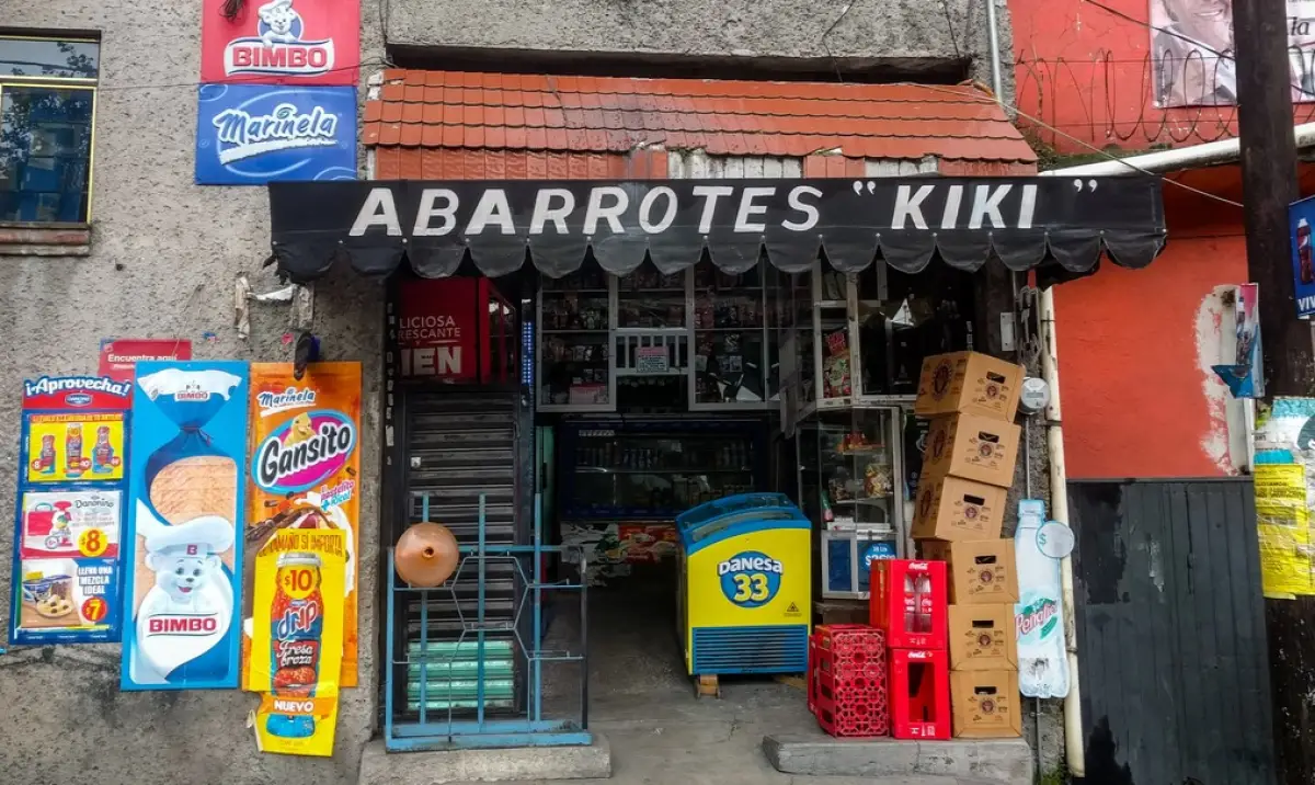 Fachada de una tienda de abarrotes en una colonia popular en México