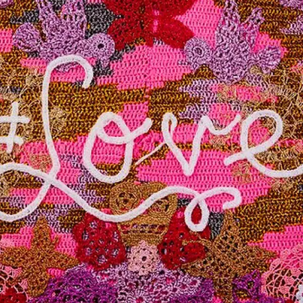 Olek (usuario en Instagram: @oleknyc) La primera es la dificultad que implica crear sus obras. La segunda: tiene frases que te pueden servir para la vida. Sus creaciones tienen un toque femenino pe...