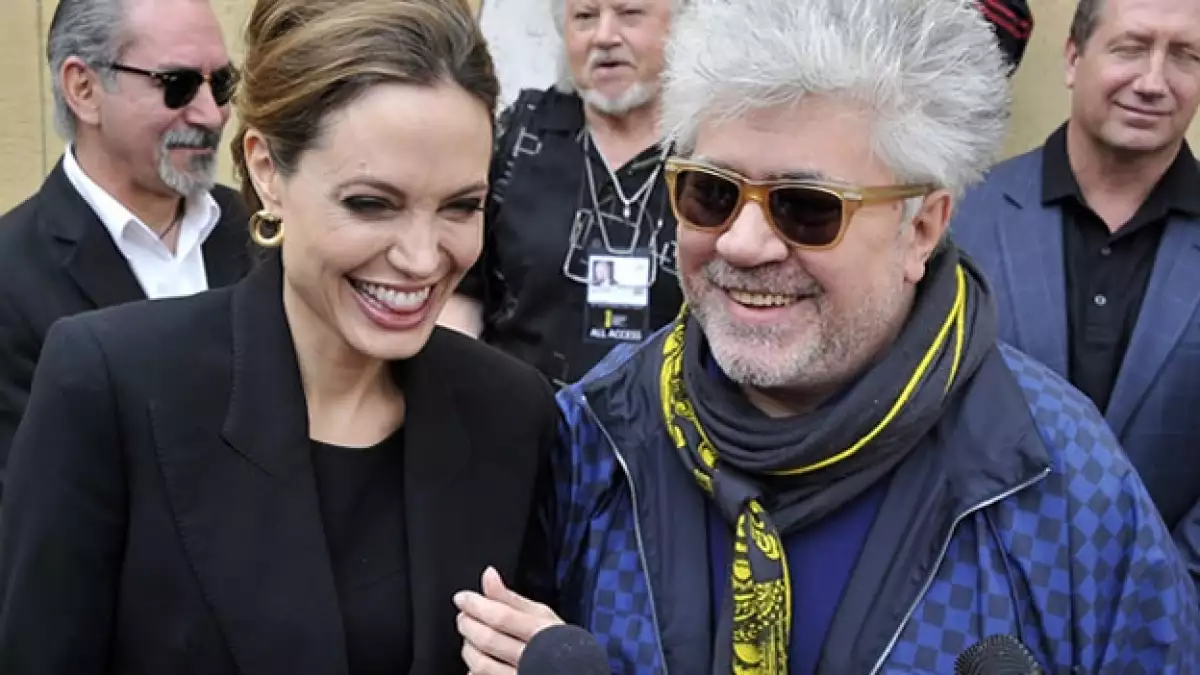 angelina jolie almodovar globos de oro