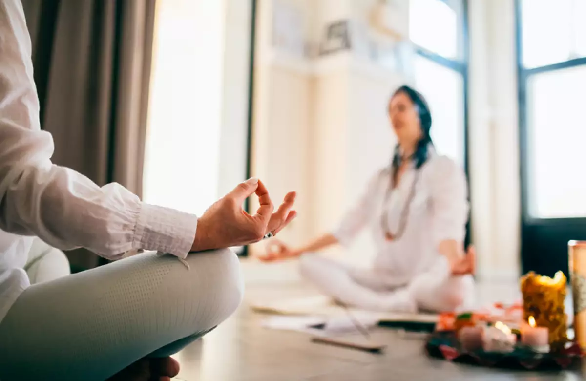Clase de yoga con velas e instrumentos de relajación